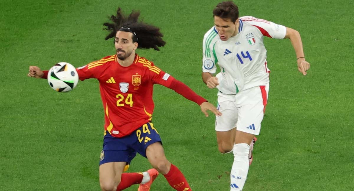 Cucurella, durante el partido entre España e Italia./EFE