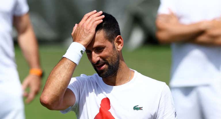 Djokovic se lamenta en un entrenamiento.