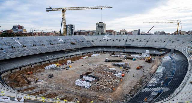 La miniciudad del Camp Nou tiene 1.200 habitantes, una rutina y la tradición de los viernes: «Vienen por las tardes y beben mucha cerveza»