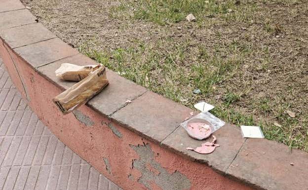 La miniciudad del Camp Nou tiene 1.200 habitantes, una rutina y la tradición de los viernes: «Vienen por las tardes y beben mucha cerveza»