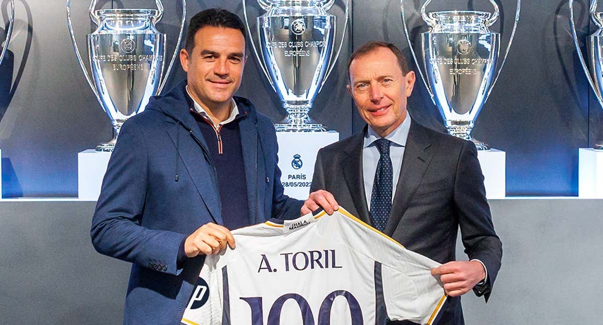 Alberto Toril junto a Butragueño tras cumplir su partido número 100 en el Real Madrid./ REAL MADRID