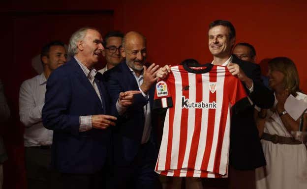 Jon Uriarte, durante su presentación con el Athletic. EFE