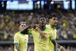 Goles, peleas y gestos: Vinicius desafía a todos y se convierte en la referencia de Brasil