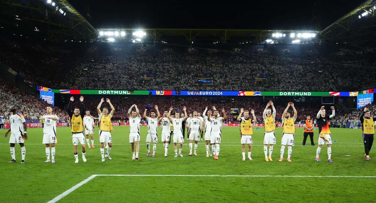 Los jugadores alemanes celebran con su afición, que acudió en masa a Dortmund, la victoria ante Dinamarca. /GETTY