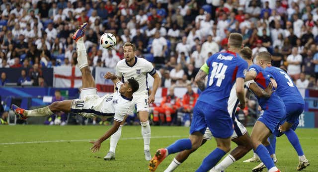 El gol de Bellingham que paró el mundo: Joselu flipó en el césped y a Courtois y Brady les ‘explotó’ la cabeza