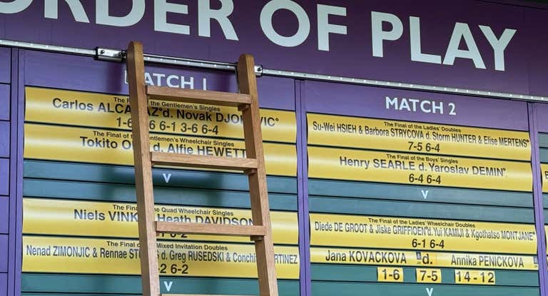 Una pared con los cuadros del torneo, todavía con los nombres del pasado año.
