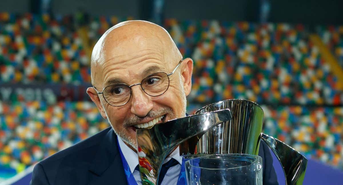 Luis de la Fuente muerde la copa ganada el 30 de junio de 2019 con la Sub-21 ante Alemania. /GETTY