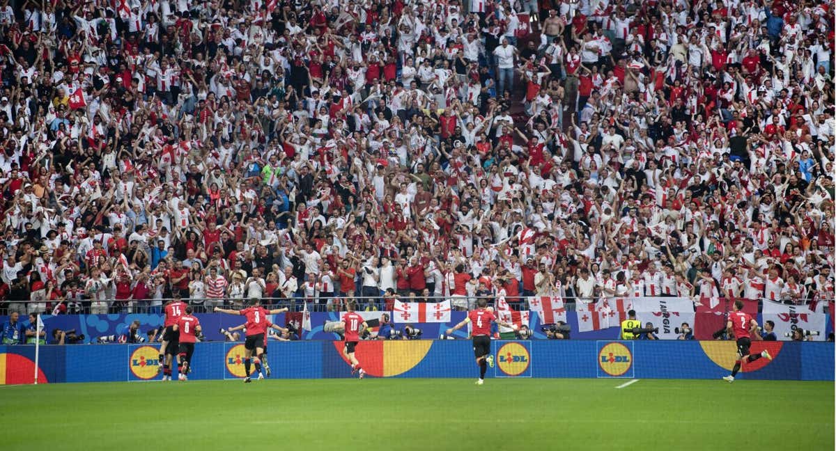 La afición de Georgia desplaza a Gelserkirchen celebra el 1-0 ante Portugal.
