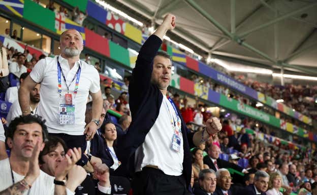 Levan Kobiashvili, presidente de la federación de Georgia, en la grada en el partido ante Portugal.  GETTY
