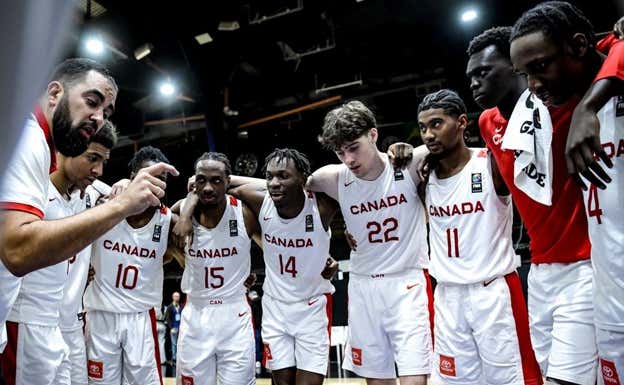 Ramón Díaz, a la izquierda, da indicaciones a los jugadores de Canadá en un partido.  FIBA