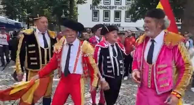 La afición española, encabezada por este grupo de toreros cántabros, ya está lista para el partido ante Georgia.
