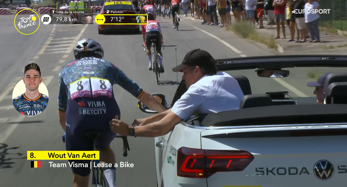 Wout van Aert, atendido en carrera.