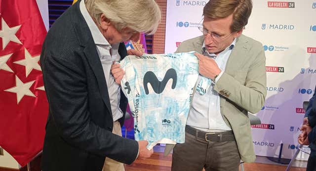 Movistar presenta su nuevo maillot para La Vuelta: será blanco y tendrá muchos detalles
