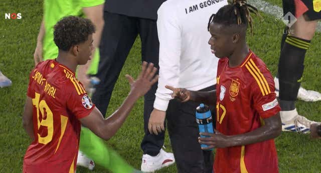 La imagen inesperada de la que todo el mundo habla: ¡Nico Williams y Lamine Yamal acaban jugando al piedra, papel o tijera!