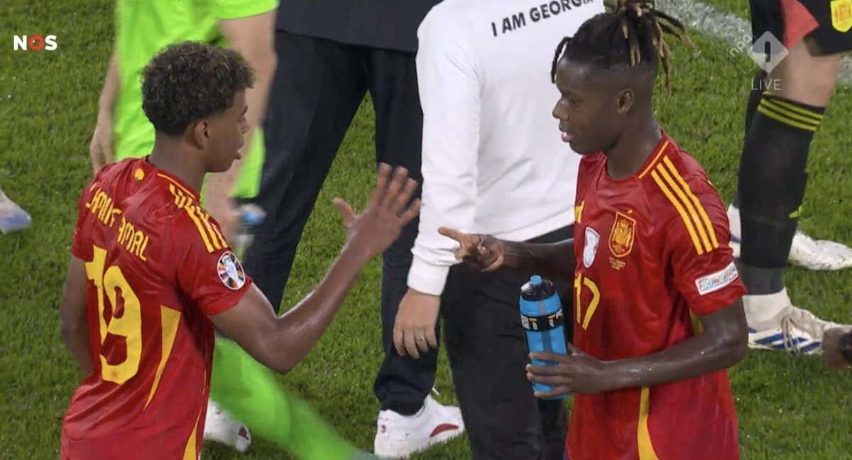 Lamine Yamal y Nico Williams jugando a piedra papel o tijera.