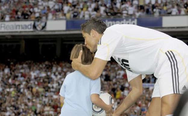 Cristiano Ronaldo dándole un besa Borja.  Agencias