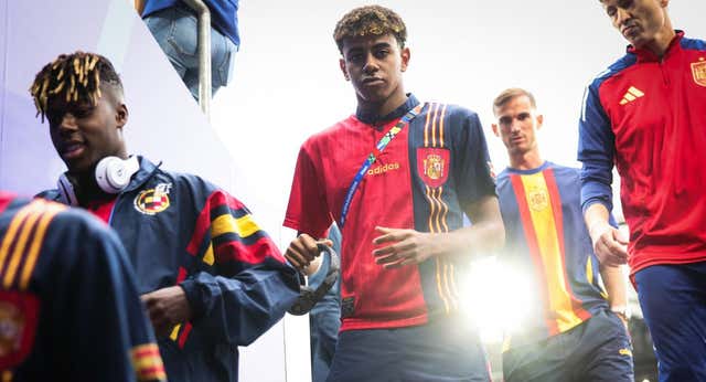 La camiseta de España que va «como un tiro» no es de Lamine ni de Nico… ¡sino de Luis Enrique y Guardiola!