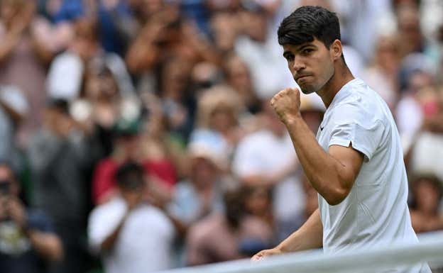 Carlos Alcaraz celebra un punto en Wimbledon.  AFP
