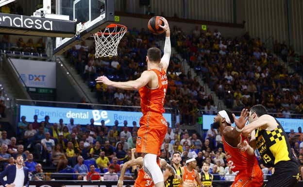 Víctor Claver captura un rebote. ACB