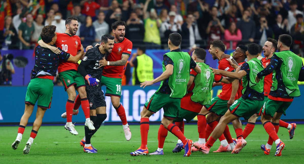 Los futbolistas de Portugal corren a celebrar con Diogo Costa./REUTERS