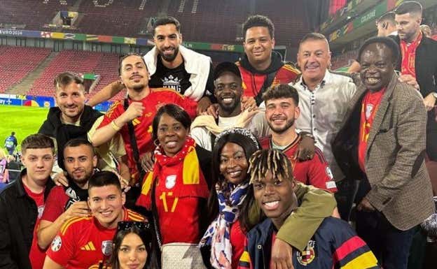Nico, con su familia y amigos.  CEDIDA