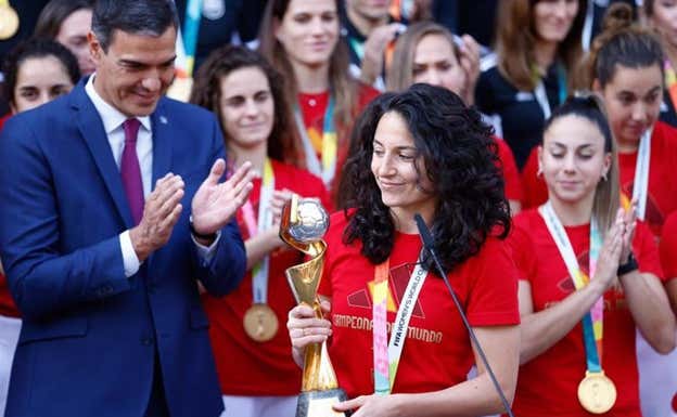 Ivana ofreciendo la copa a Pedro Sánchez.  EUROPA PRESS