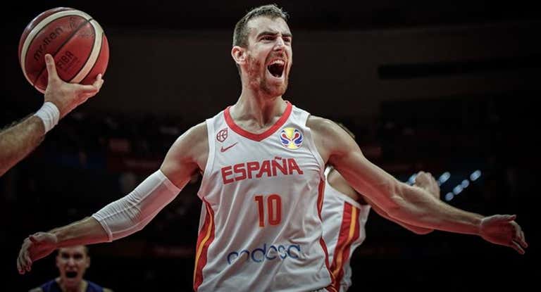 Víctor Claver celebra una canasta ante Serbia en el Mundial de China.