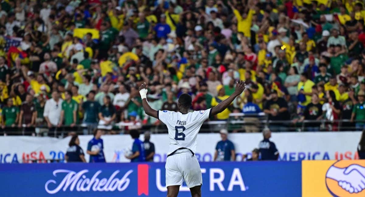William Pacho, de Ecuador, celebra la clasificación a cuartos de final tras terminar el partido ante México.