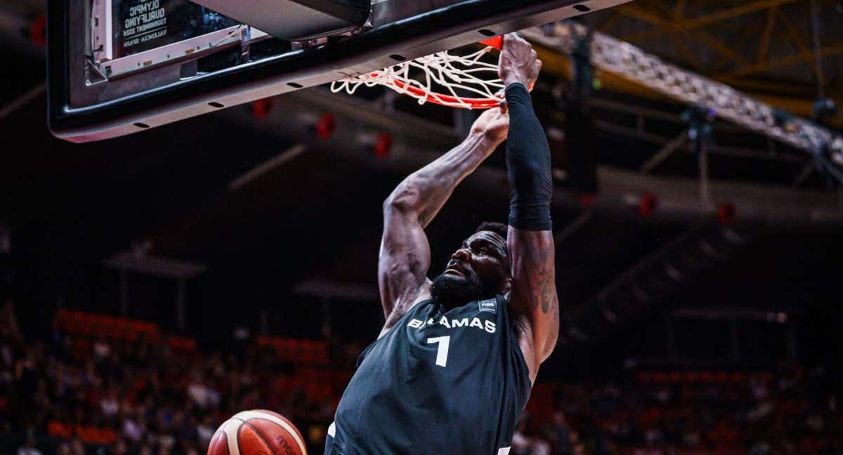 DeAndre Ayton hace un mate durante el partido ante Finlandia. /FIBA