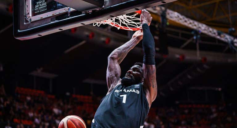 DeAndre Ayton hace un mate durante el partido ante Finlandia.