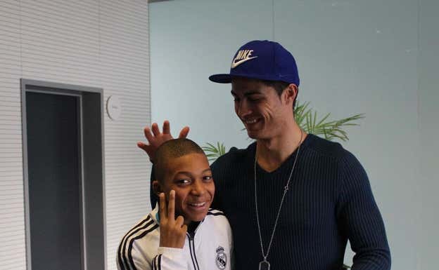 Kylian Mbappé, junto a Cristiano Ronaldo en 2012 en Valdebebas.  Instagram