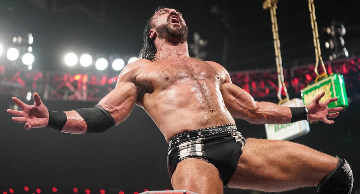 Drew McIntyre celebra su victoria en WWE RAW.