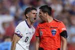 Pulisic se revuelve con ironía contra los árbitros... y ellos le niegan el saludo