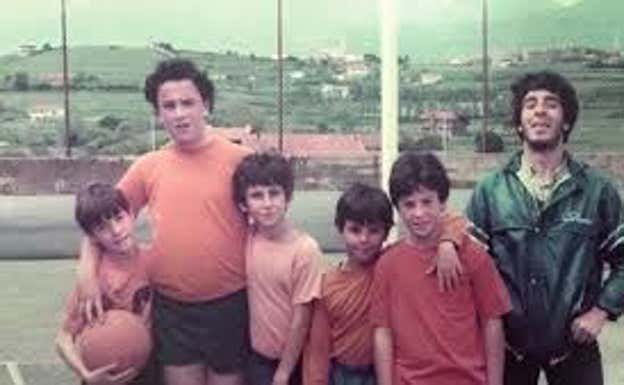 Iñaki Zubizarreta,el segundo por la izquierda,  destaca por su enorme físico.  Relevo