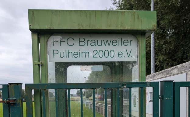 La puerta de acceso al estadio del Brauweiler.