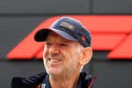 Adrian Newey da largas a Aston Martin, Fernando Alonso y Ferrari: «Para otoño o invierno tomaré una decisión»