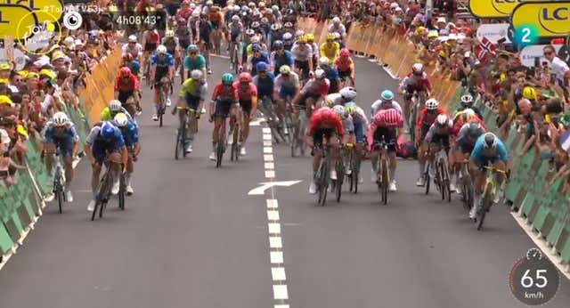Un increíble salto salvador en el sprint evita una caída masiva a 65km/h en la llegada del Tour