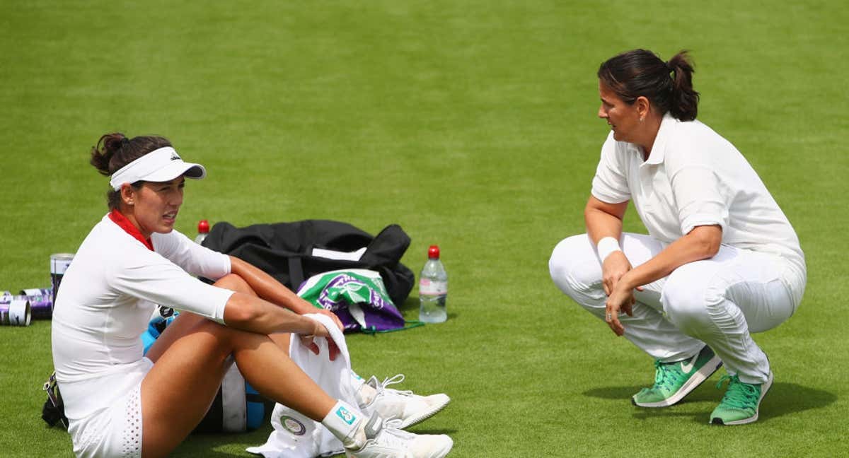 Conchita Martínez y Garbiñe Muguruza charlan juntas en un entrenamiento de la segunda en Wimbledon 2017/Getty Images