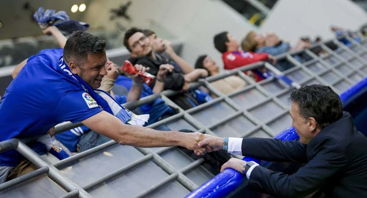 Diego Cervero, saludando a Carlos Muñoz, otra leyenda carbayona, en el Tartiere. /REAL OVIEDO