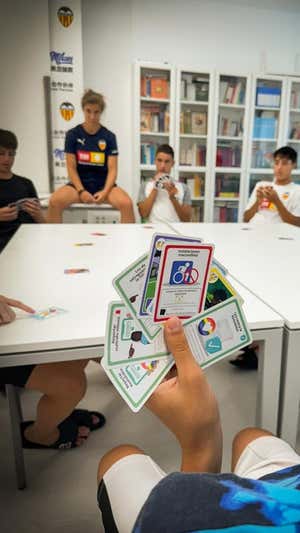 Jugadores de la Academia del Valencia, en una partida.  Instagram de Fix it!