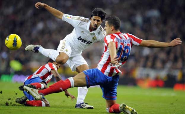 Khedira, durante un derbi madrileño entre el Real Madrid y el Atlético. REUTERS/Félix Ordóñez