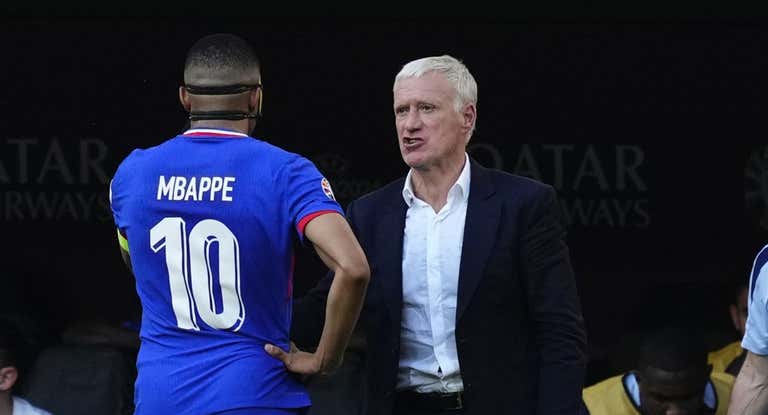Didier Deschamps y Kylian Mbappé, en uno de los encuentros de esta Eurocopa.