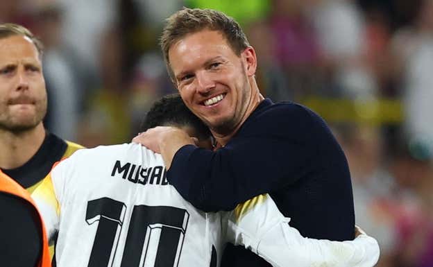 Nagelsmann abraza a Musiala.  REUTERS