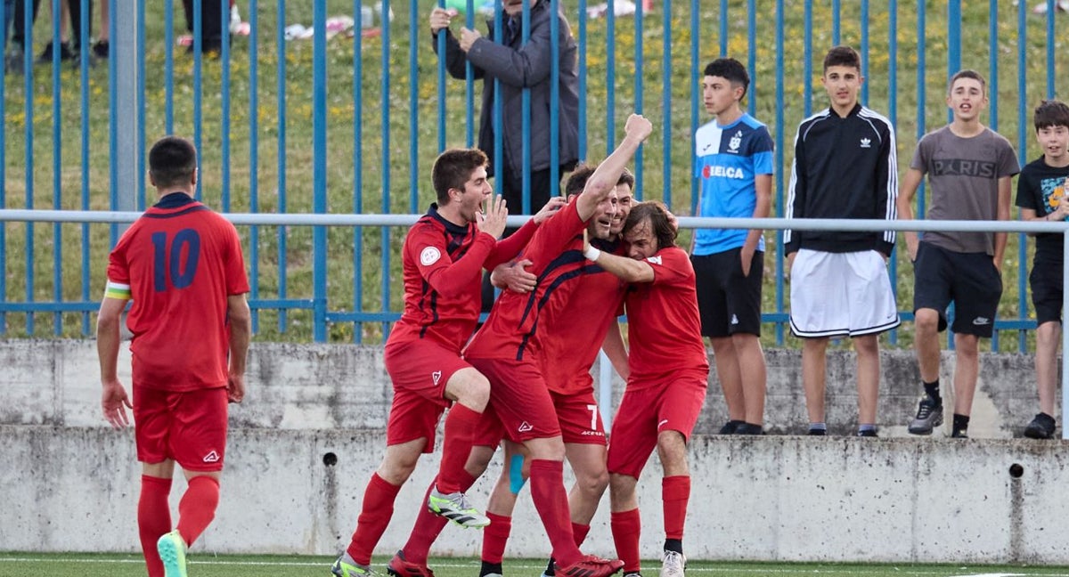 Futbolistas celebran un gol en un partido de Segunda RFEF.