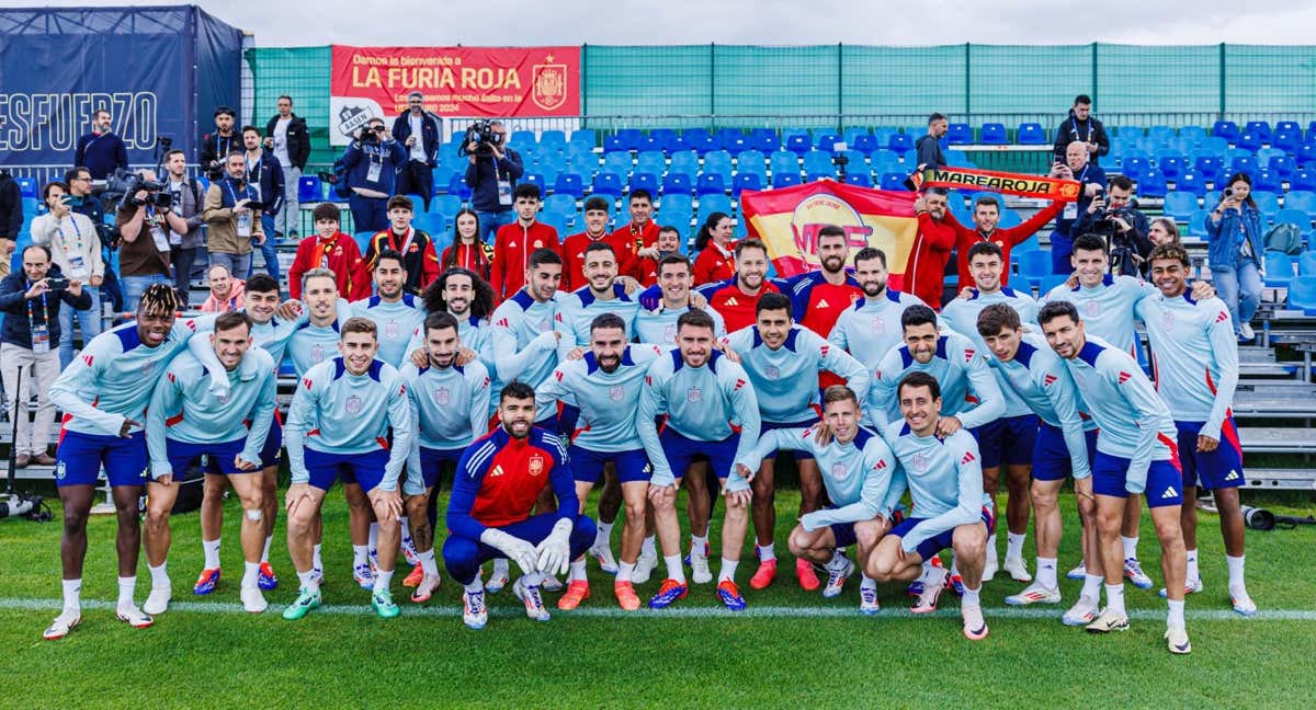 La Selección posa con aficionados españoles en el último entrenamiento antes de medirse a Alemania. /RFEF