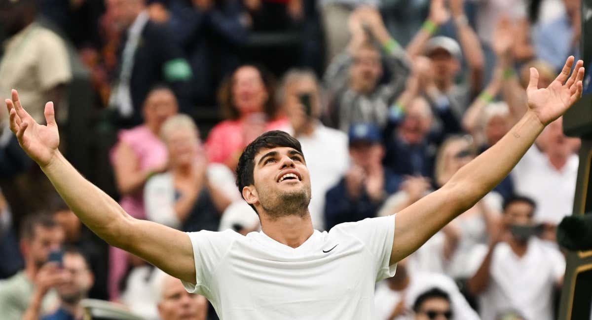 Alcaraz hace la celebración de Bellingham tras ganar a Tiafoe./AFP