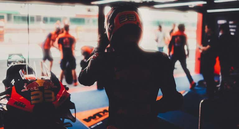 Brad Binder, en el box del equipo.