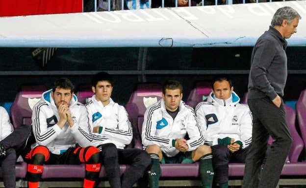 A José Mourinho no l tembló el puso para sentar a Iker Casillas en el banquillo del Real Madrid.  EFE