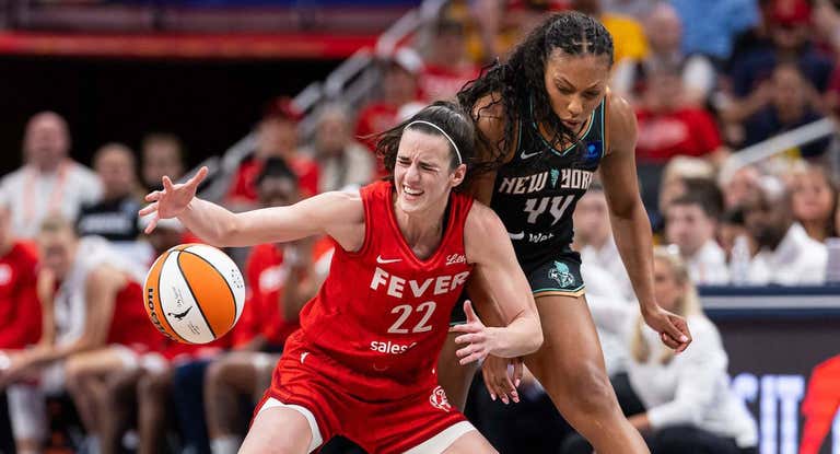 Clark pelea por un balón en un partido de la WNBA.