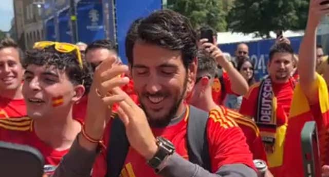Dani Parejo se mezcla por sorpresa con la afición española en Stuttgart y todos enloquecen… y también aparecen Piqué y Puyol